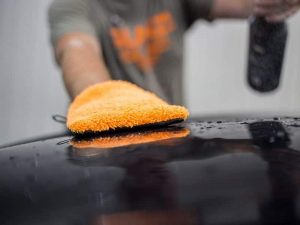 Čišćenje auta krpom i lubrikantom